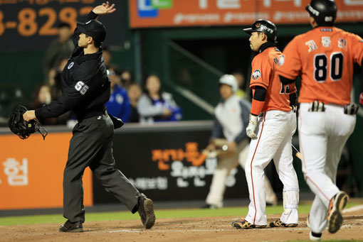13일 오후 대전 한화생명 이글스파크에서 열린 ‘2018 KBO리그’ 한화 이글스와 삼성 라이온즈의 경기 한화 7회말 2사 1루에서 1번타자 이용규가 삼진아웃에 대한 항의가 있자 황인태 구심이 퇴장을 명령하고 있다. 사진제공｜스포츠코리아