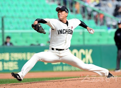 지난해 팔꿈치 수술을 받고 1년을 통째로 쉬며 재활에 몰두했던 김광현은 18일까지 3승1패 방어율 2.75를 기록하며 이름값을 톡톡히 하고 있다. 공들여 연마한 체인지업과 투심이 힘을 발휘하며 땅볼 투수로 거듭났다는 점이 특히 긍정적이다. 스포츠동아DB