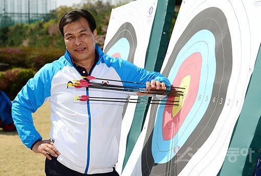 ‘금빛 화살’은 국제대회를 치를 때마다 항상 양궁 대표팀을 따라다니는 말이다. 매번 최고의 자리를 든든히 지키는 대표팀의 비결은 대체 무엇일까. 문형철 현 예천군청 감독(전 리우올림픽 양궁대표팀 총감독)은 “피나는 노력”을 첫 번째로 꼽았다. 17일 경북 예천 진호양궁장에서 사진 촬영을 하고 있는 문 감독. 예천 ｜ 김민성 기자 marineboy@donga.com