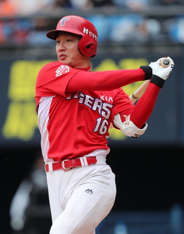 22일 서울 잠실 야구장에서 열린 `2018 신한은행 MY CAR KBO리그` 두산 베어스와 KIA 타이거즈의 경기 5회초 1사 2, 3루에 KIA 김주찬이 2타점 적시타를 때리고 있다. 사진제공｜스포츠코리아