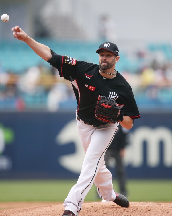 22일 오후 대구 삼성라이온즈파크에서 열린 ‘2018 신한은행 MY CAR KBO리그’ 삼성 라이온즈와 kt 위즈 경기에 선발 출전한 kt 니퍼트가 삼성 타선을 향해 역투하고 있다. 사진제공｜스포츠코리아