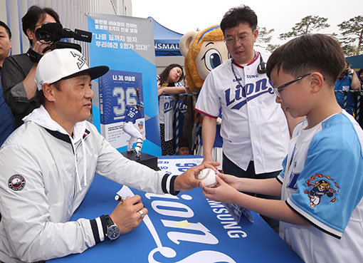 22일 오후 대구 삼성라이온즈파크에서 열리는 ‘2018 신한은행 MY CAR KBO리그’ 삼성 라이온즈와 kt 위즈 경기에 앞서 KBO 홍보대사 이승엽이 자서전 ‘나.36.이승엽’ 발간 기념 팬 사인회를 갖고 있다. 사진제공｜스포츠코리아