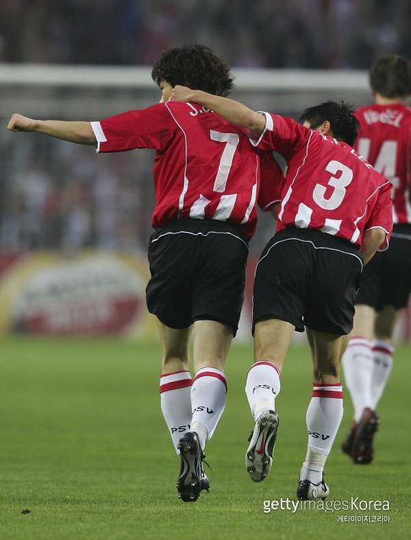 지난 2004~2005 시즌 챔피언스리그 4강전 당시 박지성-이영표(오른쪽). 사진=게티이미지코리아