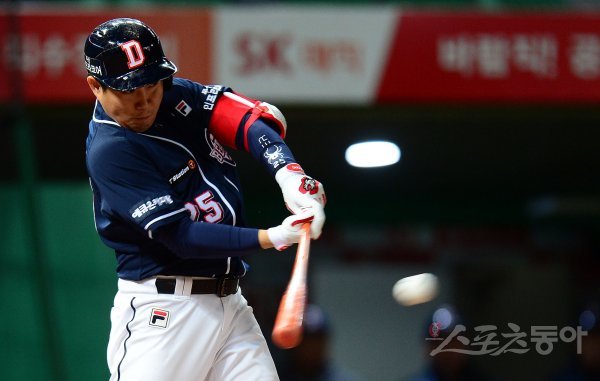 24일 인천 SK행복드림구장에서 ‘2018 신한은행 마이카 KBO리그’ SK 와이번스와 두산 베어스의 경기가 열렸다. 6회 1사에서 두산 양의지가 2루타를 날리고 있다. 인천 | 김민성 기자 marineboy@donga.com