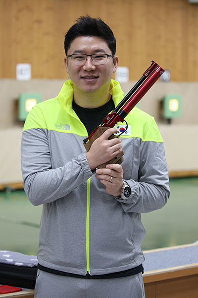‘사격 황제’ 진종오가 다가올 창원세계사격선수권과 자카르타-팔렘방아시안게임을 향해 다시 총구를 겨눴다. 24일 창원국제사격장에서 열린 남자 10m 공기권총 번외경기를 성공적으로 마친 뒤 환하게 웃고 있는 진종오. 사진제공 ｜ 창원세계사격선수권 대회조직위원회