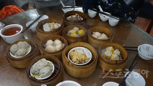 전통방식으로 운영하는 딤섬집 린흥 티하우스의 다양한 딤섬들. 홍콩｜김재범 기자 oldfield@donga.com