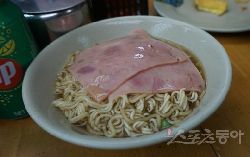 로컬맛집 란퐁유엔의 인기 메뉴 햄누들. 홍콩｜김재범 기자 oldfield@donga.com