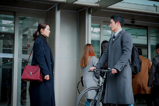 JTBC 드라마 ‘밥 잘 사주는 예쁜 누나’에서의 정해인(오른쪽). 사진제공|드라마하우스·콘텐츠케이