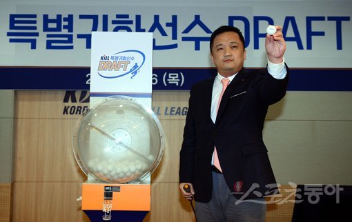 26일 서울 논형동 KBL센터에서 ‘KBL 특별귀화선수 라틀리프 드래프트’가 열렸다. 이준우 KBL 사무차장이 현대 모비스 구슬을 뽑아 카메라를 향해 바라보고 있다. 김민성 기자 marineboy@donga.com