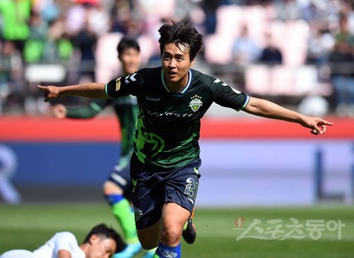 29일 전주월드컵경기장에서 열린 프로축구 ‘2018 KEB 하나은행 K리그1’ 10라운드 전북현대(1위)와 수원삼성(2위) 경기에서 전북 이동국이 후반전 팀의 두번째 골을 성공시킨 후 환호하고 있다. 전주｜김종원 기자 won@donga.com