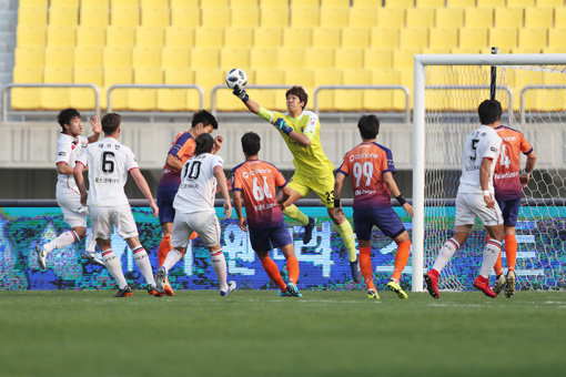 29일 강원도 춘천 송암스포츠타운 스타디움에서 열린 ‘KEB하나은행 K리그1 2018’ 강원FC 대 포항스틸러스 경기 모습. 사진제공｜한국프로축구연맹