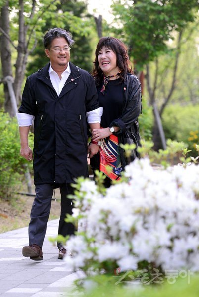 가수 이무송(왼쪽)·노사연 부부는 “결혼은 서로의 다름을 알아가면서 절충해가는 과정”이라며 “투닥대며 사는 게 재밌다. 다시 태어나도 만나고 싶다”고 애정을 드러냈다. 김종원 기자 won@donga.com