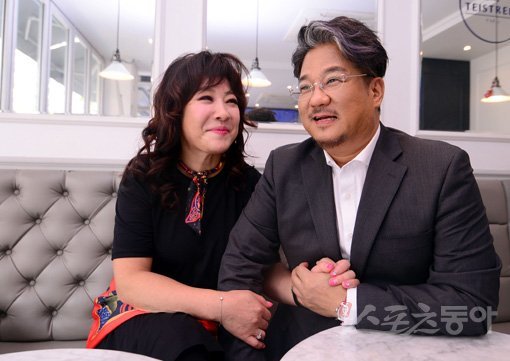 가수 이무송(오른쪽)·노사연 부부. 김종원 기자 won@donga.com