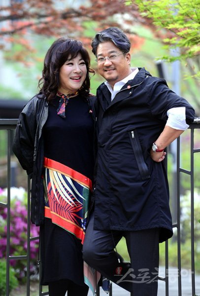 가수 이무송(오른쪽)·노사연 부부. 김종원 기자 won@donga.com