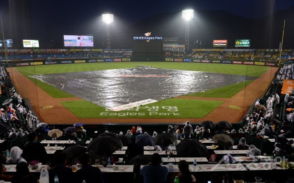 1일 대전 한화생명이글스파크 ‘2018 신한은행 마이카 KBO리그’ 한화 이글스와 LG 트윈스의 경기가 열렸다. 3회초 갑작스런 비에 인해 우천 중단되고 있다. 

대전 | 김민성 기자 marineboy@donga.com