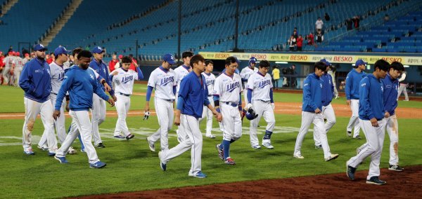 삼성 선수단이 2일 대구삼성라이온즈파크에서 열린 SK전에서 4-7로 패한 뒤 침통한 표정으로 덕아웃으로 향하고 있다. 최하위로 추락한 사자군단에는 좀처럼 반등의 계기가 보이지 않는다. 사진제공|스포츠코리아