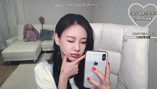 걸그룹 글램 출신 다희의 방송 모습. 사진출처｜아프리카TV 방송 화면 캡처