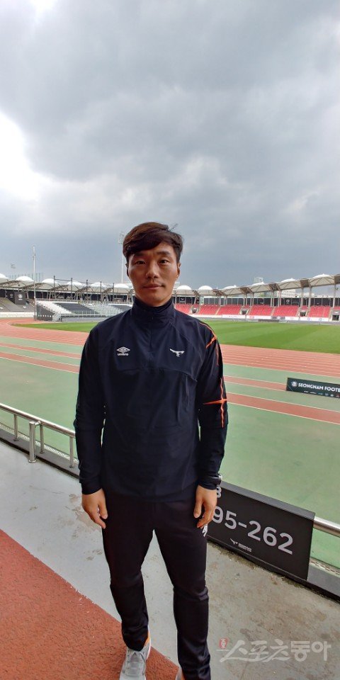 성남FC는 옛 영광을 뒤로하고, 가난한 시민구단이 됐지만 조용히 자존심을 회복하고 있다. K리그2에서 최근 9경기 무패를 달리며 선두를 질주, K리그1 승격의 꿈을 키워가고 있다. 남기일 감독의 지도력이 빛을 발하고 있다. 정지욱 기자 stop@donga.com