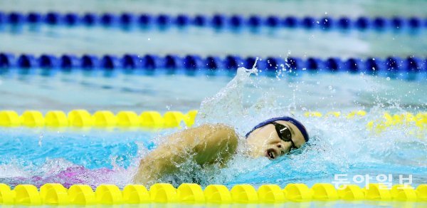 경북도청 김서영이 3일 광주 남부대 국제수영장에서 열린 동아수영대회 여자 일반부 200m에서 힘껏 물살을 갈랐다. 박영철 동아일보 기자 skyblue@donga.com