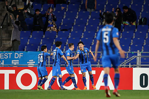 울산 현대 김인성(7번)이 9일 울산문수경기장에서 열린 수원 삼성과의 2018 아시아축구연맹 챔피언스리그 16강 1차전에서 후반 22분 1-0 승리를 이끈 결승골을 터트린 뒤 동료들과 함께 기뻐하고 있다. 사진제공 ｜ 한국프로축구연맹