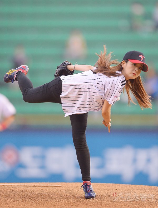 10일 서울 잠실야구장에서 ‘2018 신한은행 MY CAR KBO리그’ 롯데자이언츠와 LG트윈스 경기가 열렸다. 에이핑크 윤보미가 경기를 앞두고 열린 시구 행사에서 힘차게 공을 던지고 있다.