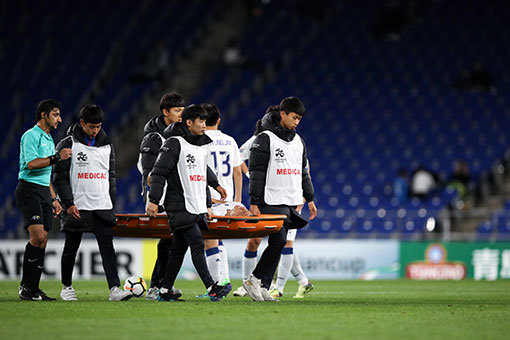 지난 울산전에서 갈비뼈 골절 부상을 입은 염기훈. 사진제공｜한국프로축구연맹