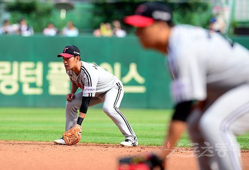 13일 인천 SK행복드림구장에서 ‘2018 신한은행 마이카 KBO리그‘ SK 와이번스와 LG 트윈스의 경기가 열렸다. LG 2루수 정주현이 수비를 펼치고 있다. 인천 | 김민성 기자 marineboy@donga.com