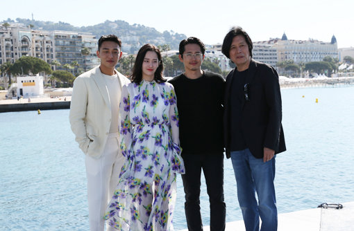 국제영화비평가연맹상을 받은 영화 ‘버닝’의 주역인 유아인, 전종서, 스티븐 연, 이창동 감독(왼쪽부터). 사진제공｜CGV아트하우스