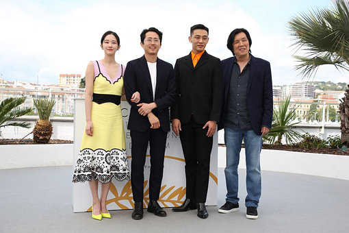 칸 국제영화제에서 뜨거운 관심을 이끌어낸 영화 ‘버닝’의 주역들. 왼쪽부터 주연배우 전종서, 스티븐 연, 유아인과 이창동 감독. 사진제공｜CGV아트하우스