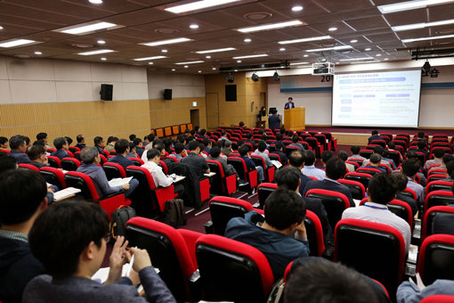 김낙순 한국마사회장이 지난 23일 한국마사회 임원 및 부장 이상 임직원 150여명이 참석한 국민공감혁신 워크숍에서 발표를 하고 있다. 사진제공｜한국마사회