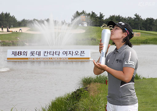 3일 제주 서귀포시 롯데스카이힐 제주에서 열린 ‘제8회 롯데 칸타타 여자오픈’ FR. 우승한 조정민이 트로피에 입맞추고 있다. 사진제공｜KLPGA