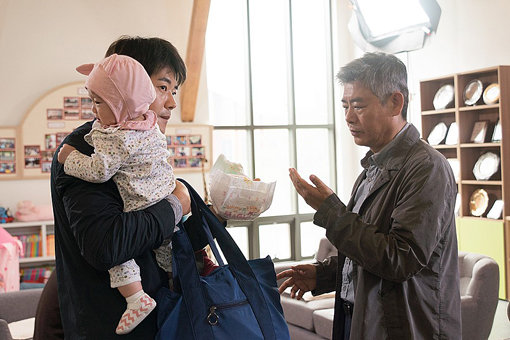 영화 ‘탐정: 리턴즈’에서의 권상우(왼쪽). 사진제공｜CJ엔터테인먼트