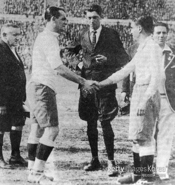 우르과이와 아르헨티나의 경기에 앞서 악수를 하고 있는 모습. 사진=게티이미지코리아