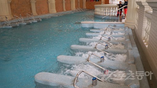 하이원 워터월드 실내시설의 바데풀. 고한｜김재범 기자 oldfield@donga.com