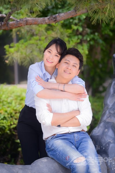 성악가 안갑성(오른쪽)·뮤지컬배우 김민주 부부. 김진환 기자 kwangshin00@donga.com