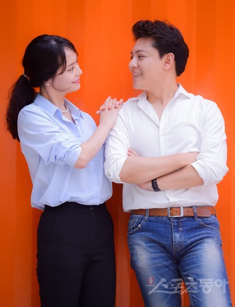 성악가 안갑성(오른쪽)·뮤지컬배우 김민주 부부. 김진환 기자 kwangshin00@donga.com