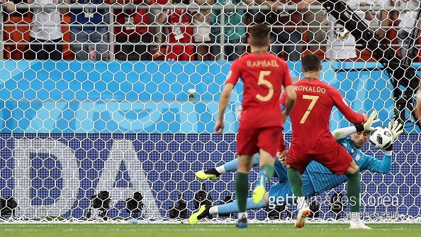 2018러시아월드컵 조별리그 B조 3차전 포르투갈과 이란의 경기 중 페널티킥 찬스를 얻은 포르투갈 축구대표팀 호날두의 슛을 막는 이란 골키퍼의 모습. 사진=게티이미지코리아