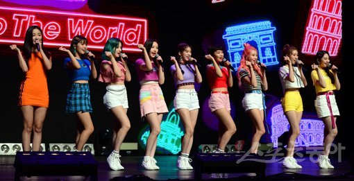 모모랜드가 26일 네 번째 미니앨범 ‘펀 투 더 월드’를 발표했다. 이날 서울 한남동 블루스퀘어에서 쇼케이스를 벌이고 신곡 ‘배엠’의 첫 무대를 공개했다. 김민성 기자 marineboy@donga.com