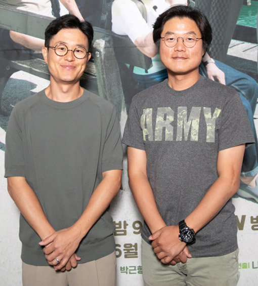 tvN ‘꽃보다 할배 리턴즈’ 연출자 나영석 PD(오른쪽)와 김대주 작가는 “다섯 할아버지로 인해 3년 만의 부활에 대한 부담감을 뛰어넘을 수 있었다”고 했다. 사진제공|tvN