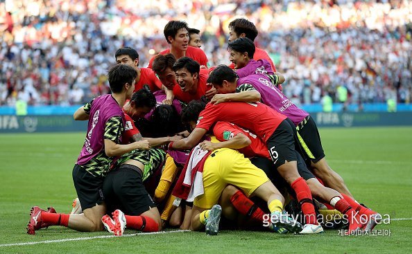 대한민국 축구대표팀이 2018러시아 조별리그 F조 3차 한국과 독일의 경기에서 승리한 후 기뻐하는 모습. 사진=게티이미지코리아