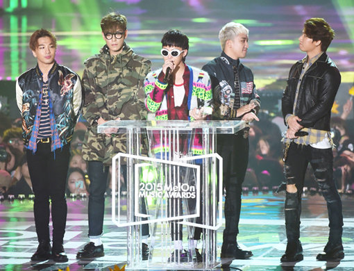 2015년 멜론 뮤직 어워드에서 생로랑의 2016 서프사운드 컬렉션을 착용하고 나온 빅뱅. 사진제공|멜론 뮤직 어워드