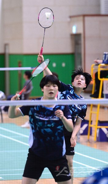 스포츠동아와 동아일보사가 주최하고 한국초등학교배드민턴연맹, 한국중고배드민턴연맹, 한국대학배드민턴연맹이 공동 주관하는 ‘이용대 올림픽 제패기념 2018 화순 전국 학교대항 배드민턴 선수권대회’가 19일 전라남도 화순 이용대 체육관에서 열렸다. 여자고등부 단체전 8강에서 성일여고 정인혜(뒤쪽)-최혜진 조가 리턴을 하고 있다. 화순｜김종원 기자 won@donga.com