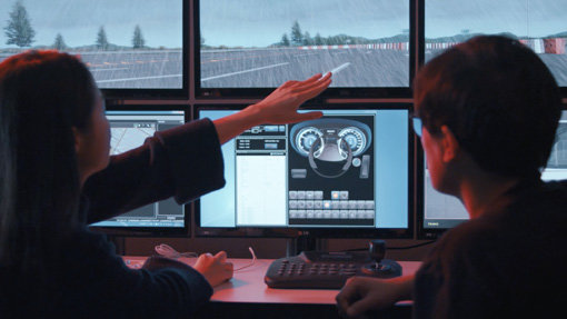 현대모비스 연구원들이 컴퓨터 시뮬레이션으로 가상의 도로환경을 반영한 인포테인먼트 제품의 사용자 경험을 분석하고 있다. 사진제공｜현대모비스