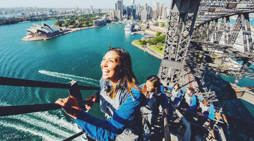 남과 다른 색다른 체험을 원하는 2030세대를 겨냥한 다양한 액티비티들이 여름휴가철 주목을 받고 있다. 사진은 호주 시드니의 명물 하버 브리지의 난간을 올라가는 ‘하버 브리지 클라이밍’. 사진제공｜클룩