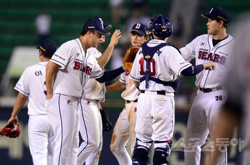 1일 서울 잠실야구장에서 ‘2018 신한은행 MY CAR KBO리그’ LG트윈스와 두산베어스 경기가 열렸다. 14-8 승리를 거두며 4연승을 달린 두산 선수들이 하이파이브를 하고 있다. 잠실｜김종원 기자 won@donga.com