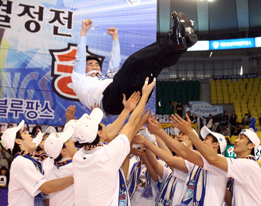 한국배구 최고 지도자 신치용 삼성화재배구단 고문은 국가대표팀에서는 2000년 시드니올림픽 본선티켓을 따낸 것을, V리그에서는 2라운드까지 꼴찌였다가 결국 챔프전 정상에 오른 2011∼2012시즌을 배구 인생 최고의 승부라고 말했다. 사진제공｜스포츠포커스