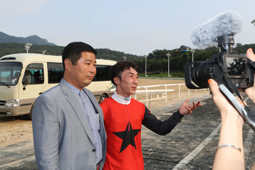 2017년 렛츠런파크 서울 최강팀 선발전에서 1위를 차지한 박재우 조교사. 사진제공|한국마사회