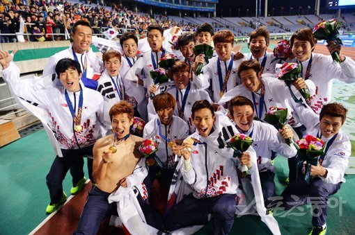 23세 이하 어린 선수들이 주축을 이루는 2018 자카르타-팔렘방 아시안게임은 한국 축구의 미래를 엿볼 수 있는 대회다. 앞으로 열리는 메이저 대회의 성공을 위해서는 아시안게임에서 기반이 마련되어야 한다. 사진은 2014 인천아시안게임 결승전에서 북한을 상대로 승리를 거둔 뒤 기념 촬영을 하고 있는 대표팀. 스포츠동아DB