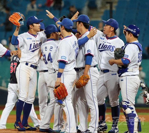‘더위야 반갑다!’ 연일 경신되는 최고기온을 따라 삼성 라이온즈의 성적도 함께 오르고 있다. 뜨거운 여름만 되면 힘을 내는 삼성에게 붙은 별명은 ‘여름성’이다. 다른 팀이 모두 지칠 때 유독 혼자 힘을 내는 이들의 비결은 과연 무엇일까. 스포츠동아DB