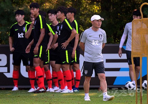 2018 자카르타-팔렘방 아시안게임에 출전하는 남자 축구대표팀이 지난 1일 파주 축구국가대표트레이닝센터(NFC)에서 첫 훈련을 가졌다. 축구대표팀 김학범 감독이 생각에 잠겨 있다. 스포츠동아DB